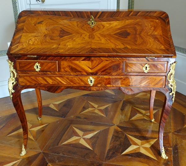 Léonard Boudin : bureau dos d'âne d'époque Louis XV en bois de violette - estampillé