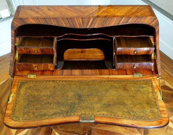 Léonard Boudin : bureau dos d'âne d'époque Louis XV en bois de violette - estampillé