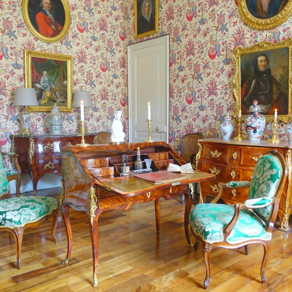 Léonard Boudin : bureau dos d'âne d'époque Louis XV en bois de violette - estampillé