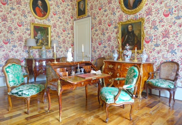 Léonard Boudin : bureau dos d'âne d'époque Louis XV en bois de violette - estampillé