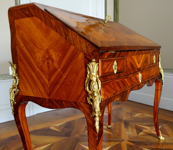 Léonard Boudin : bureau dos d'âne d'époque Louis XV en bois de violette - estampillé