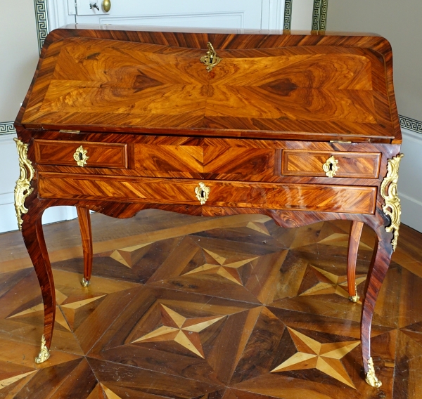 Léonard Boudin : bureau dos d'âne d'époque Louis XV en bois de violette - estampillé