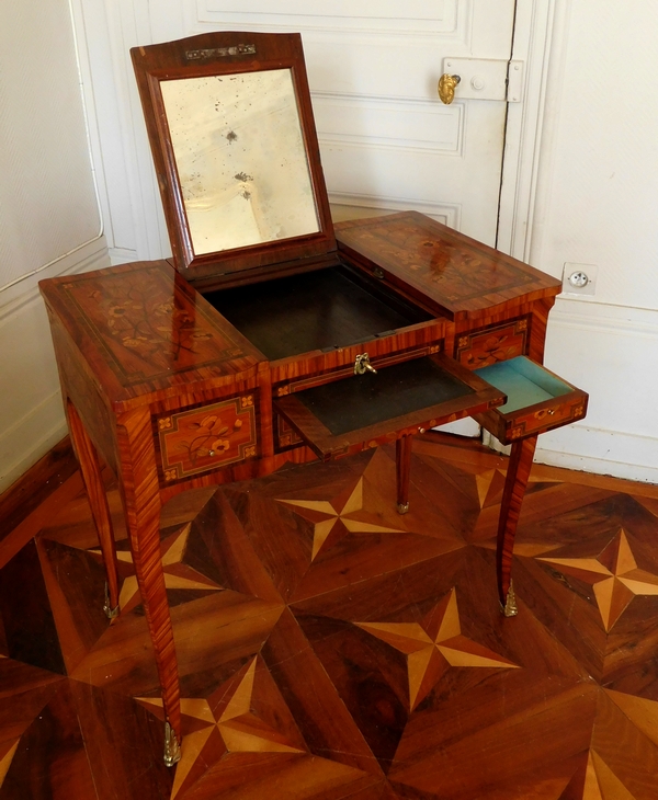 Table coiffeuse d'époque Louis XV Transition en marqueterie, travail Parisien du XVIIIe siècle