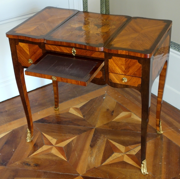Table coiffeuse d'époque Louis XV Transition en marqueterie, travail Parisien du XVIIIe