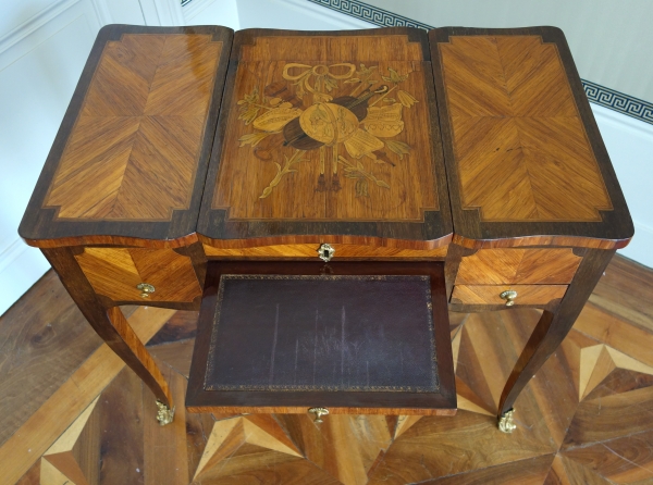 Table coiffeuse d'époque Louis XV Transition en marqueterie, travail Parisien du XVIIIe