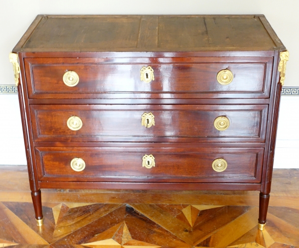 Louis XVI plum pudding mahogany chest of drawers / commode, Turquin marble, late 18th century