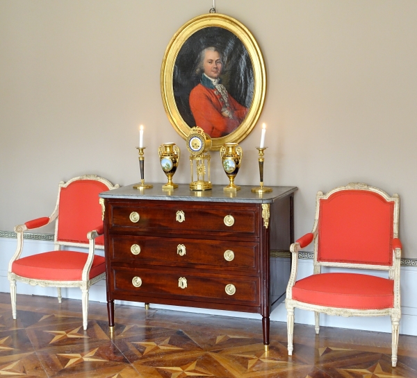 Louis XVI plum pudding mahogany chest of drawers / commode, Turquin marble, late 18th century