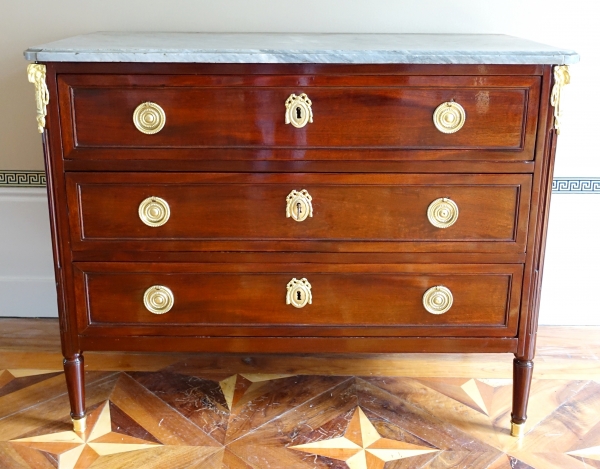 Louis XVI plum pudding mahogany chest of drawers / commode, Turquin marble, late 18th century