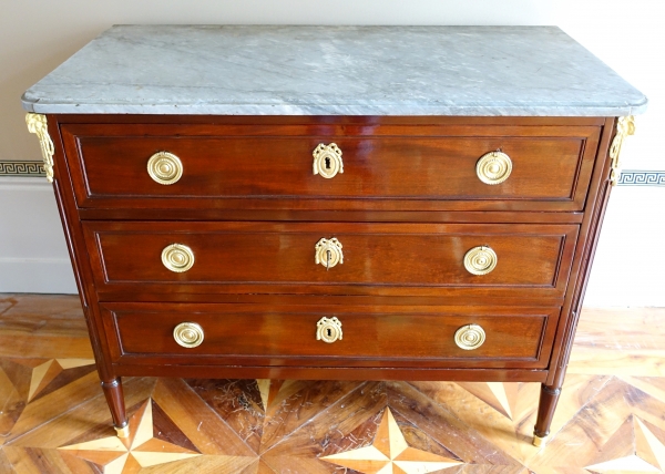 Louis XVI plum pudding mahogany chest of drawers / commode, Turquin marble, late 18th century