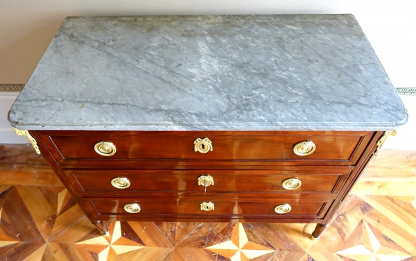 Louis XVI plum pudding mahogany chest of drawers / commode, Turquin marble, late 18th century