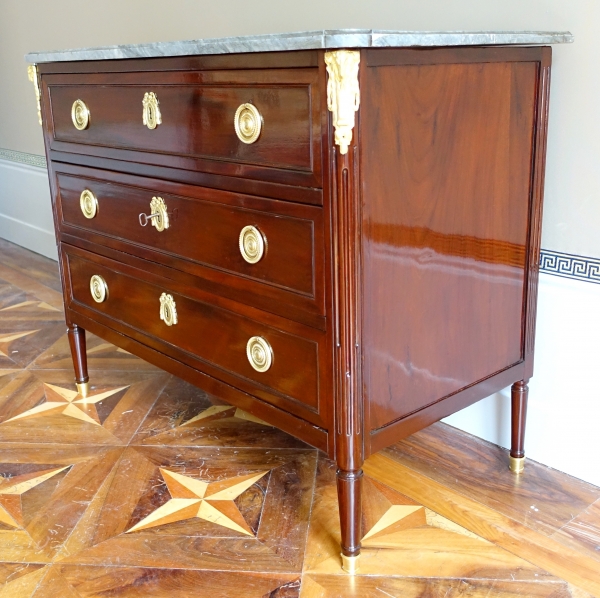 Commode Louis XVI Directoire en acajou moucheté, marbre Turquin - époque XVIIIe siècle