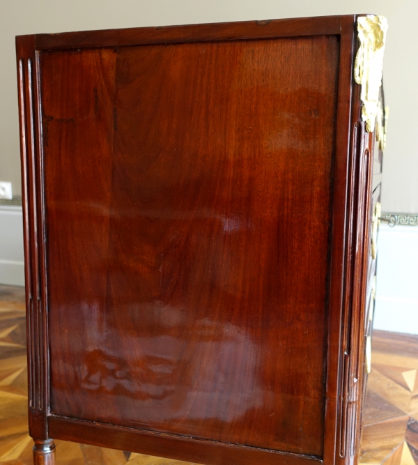 Louis XVI plum pudding mahogany chest of drawers / commode, Turquin marble, late 18th century