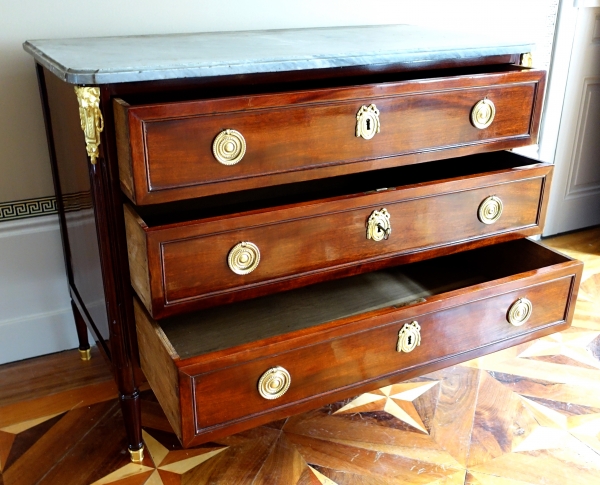 Commode Louis XVI Directoire en acajou moucheté, marbre Turquin - époque XVIIIe siècle