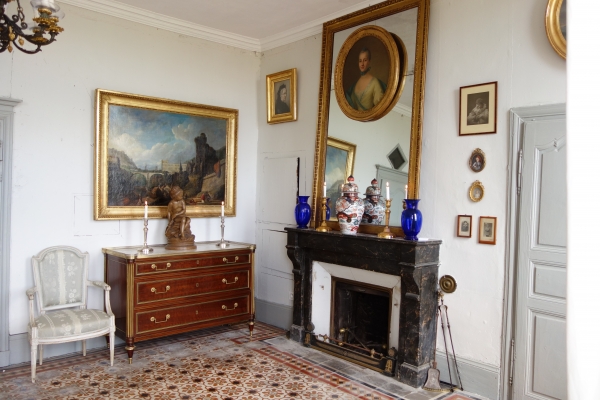 Commode d'officier Louis XVI Directoire en acajou moucheté dans le goût de Molitor fin XVIIIe siècle