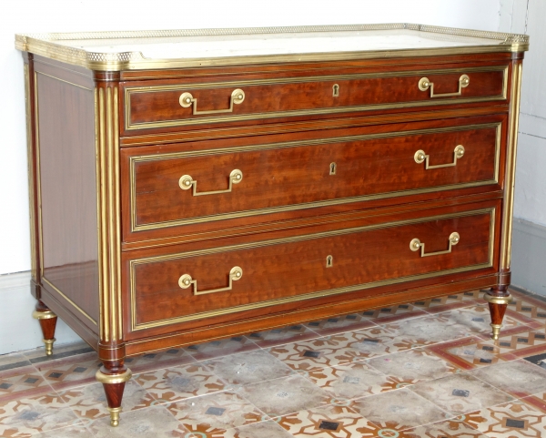 Commode d'officier Louis XVI Directoire en acajou moucheté dans le goût de Molitor fin XVIIIe siècle