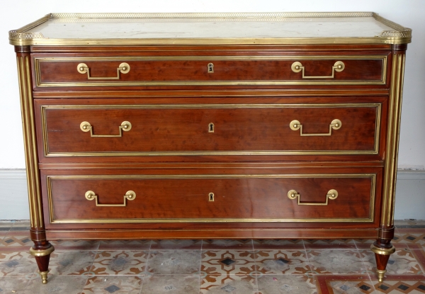 Commode d'officier Louis XVI Directoire en acajou moucheté dans le goût de Molitor fin XVIIIe siècle