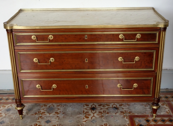 Commode d'officier Louis XVI Directoire en acajou moucheté dans le goût de Molitor fin XVIIIe siècle