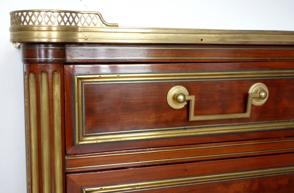 Commode d'officier Louis XVI Directoire en acajou moucheté dans le goût de Molitor fin XVIIIe siècle