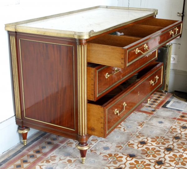 Commode d'officier Louis XVI Directoire en acajou moucheté dans le goût de Molitor fin XVIIIe siècle