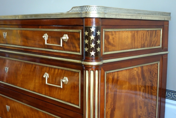 Large Louis XVI lemon tree and mahogany commode, late 18th century