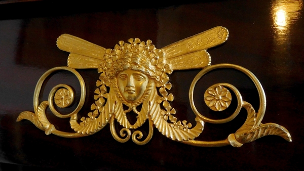 Commode d'époque Empire en acajou, riche garniture de bronzes dorés au mercure
