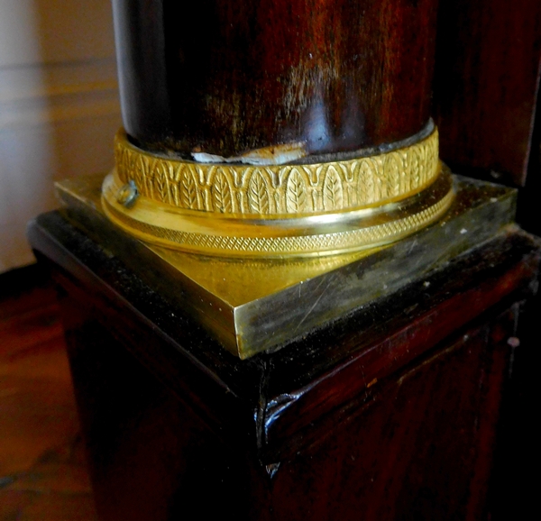 Commode d'époque Empire en acajou, riche garniture de bronzes dorés au mercure