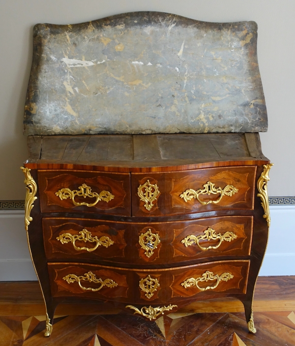 Commode d'époque Louis XV en marqueterie - estampillée de Claude Lebesgue