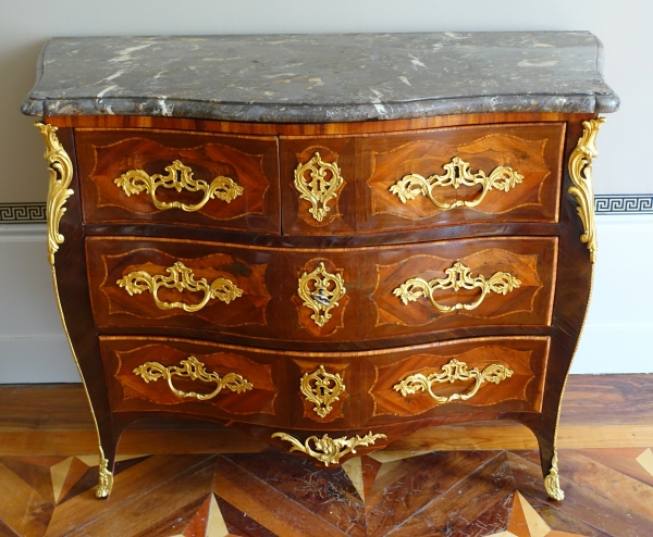 Commode d'époque Louis XV en marqueterie - estampillée de Claude Lebesgue