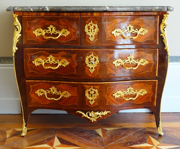 Commode d'époque Louis XV en marqueterie - estampillée de Claude Lebesgue