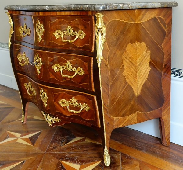 Commode d'époque Louis XV en marqueterie - estampillée de Claude Lebesgue