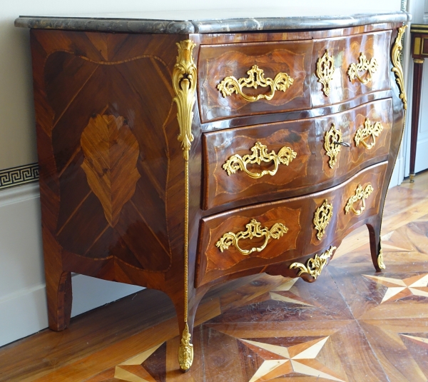 Commode d'époque Louis XV en marqueterie - estampillée de Claude Lebesgue