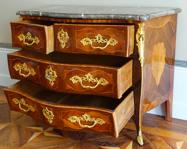 Commode d'époque Louis XV en marqueterie - estampillée de Claude Lebesgue