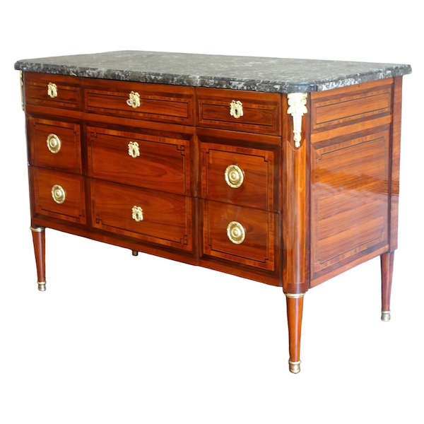Commode d'époque Louis XVI, marqueterie de bois de rose, satiné & bronze doré - estampillée Sar