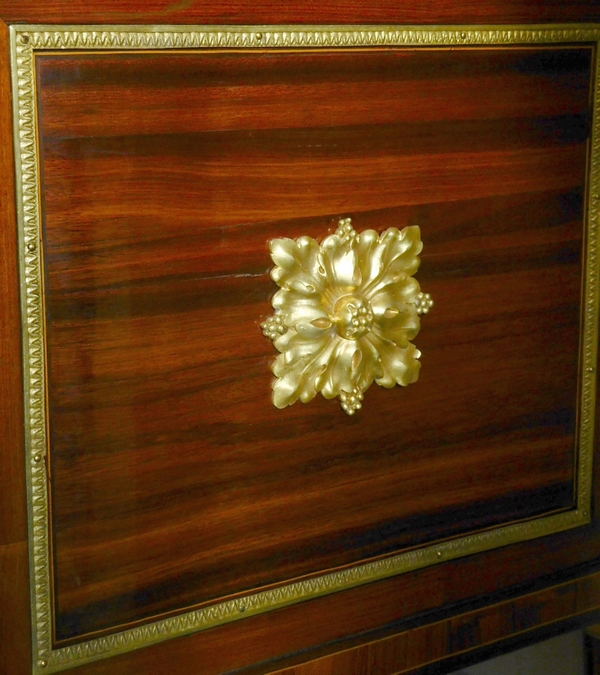 Grande commode en satiné et bronze doré d'époque Louis XVI attribuée à Jean Caumont (estampille)