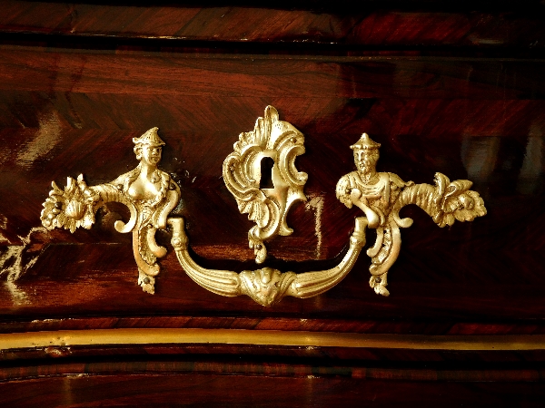 Commode en bois de violette d'époque Régence Louis XV, estampille de Marchand et C couronné