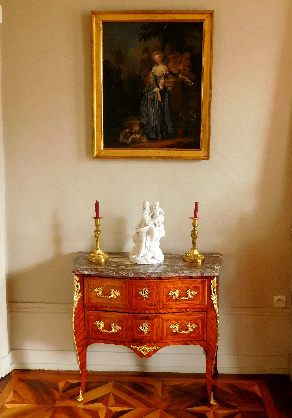 Commode sauteuse d’entre deux d'époque Louis XV en marqueterie de bois de rose, marbre Brèche