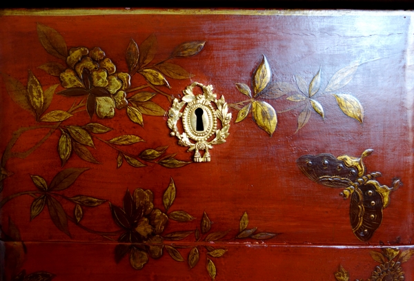Transition Louis XV - Louis XVI red-lacquered commode / chest of drawers
