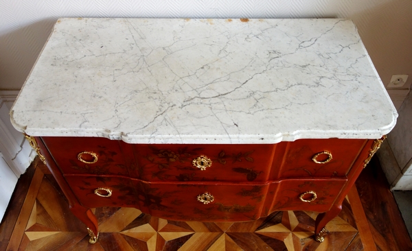 Transition Louis XV - Louis XVI red-lacquered commode / chest of drawers