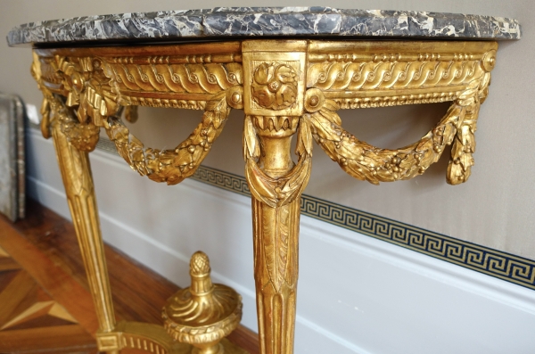 Console d'applique demi-lune d'époque Louis XVI en bois sculpté et doré vers 1780