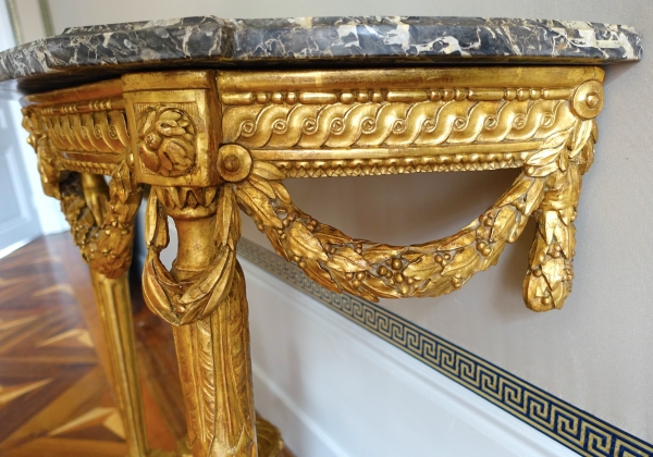 Console d'applique demi-lune d'époque Louis XVI en bois sculpté et doré vers 1780