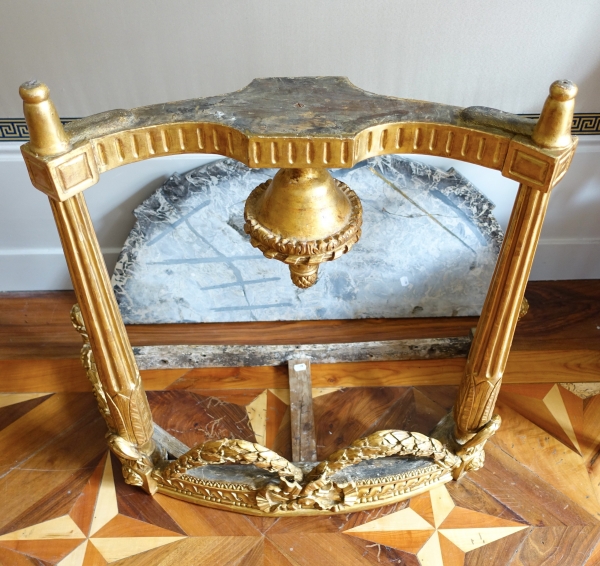 Console d'applique demi-lune d'époque Louis XVI en bois sculpté et doré vers 1780