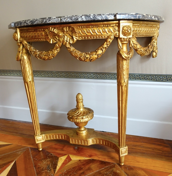 Console d'applique demi-lune d'époque Louis XVI en bois sculpté et doré vers 1780