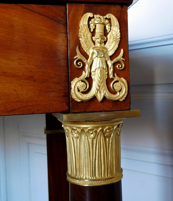 Console à colonnes d'époque Empire en acajou et bronze doré au mercure, début XIXe