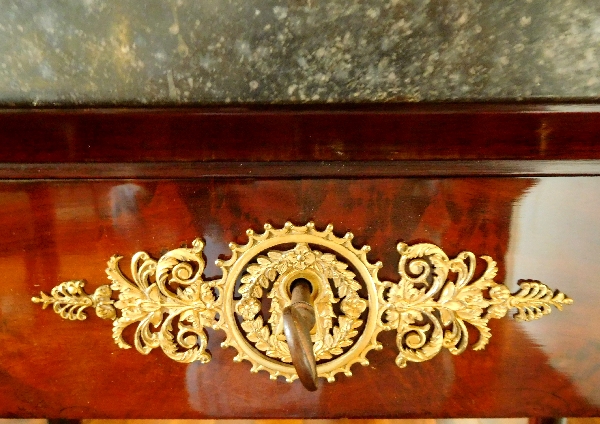 Console Empire à colonnes en acajou et bronzes dorés au mercure, fond de glace