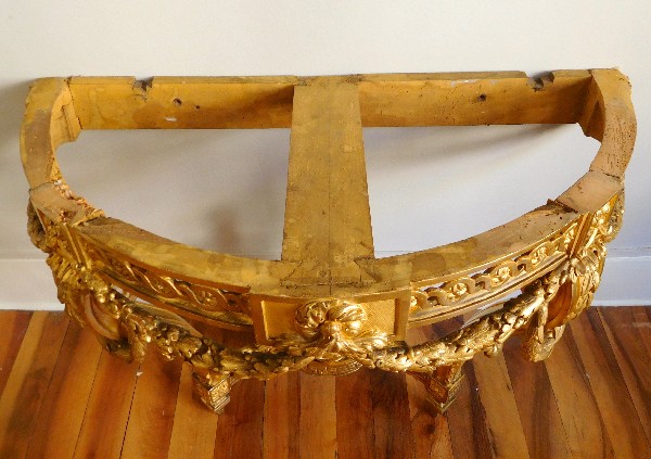 Console demi-lune en bois doré richement sculptée d’époque Louis XVI