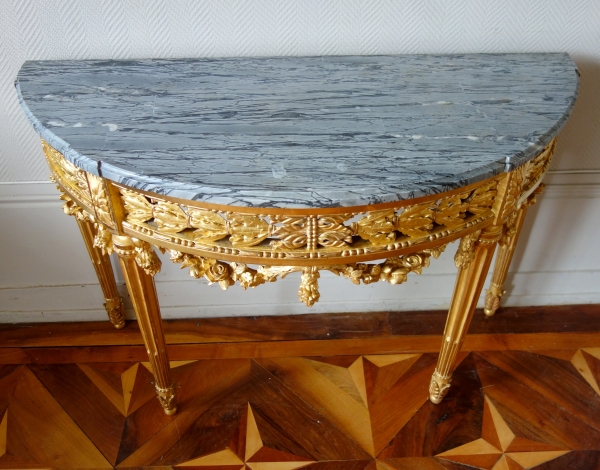 Console demi-lune Louis XVI à 4 pieds en bois sculpté & doré à la feuille d'or vers 1780