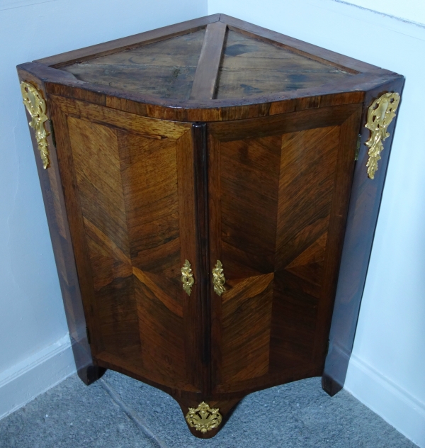 Louis XV violoet wood marquetry corner cupboard - 18th century