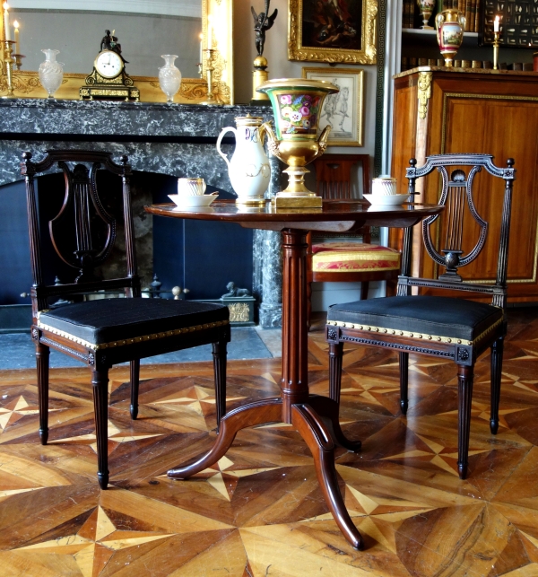 Canabas : plum pudding tilting pedestal table - stamped - Louis XVI period