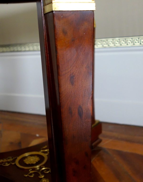 Guéridon d'époque Consulat Empire en acajou, riche garniture de bronzes dorés, marbre Turquin