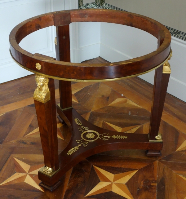 Guéridon d'époque Consulat Empire en acajou, riche garniture de bronzes dorés, marbre Turquin